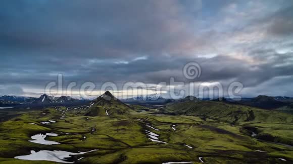 夕阳的色彩在天空的云上覆盖着绿色的冰岛山脉放大一点视频的预览图