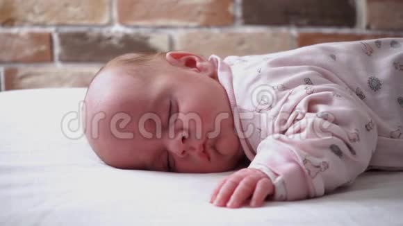 可爱的小宝宝睡在床上视频的预览图