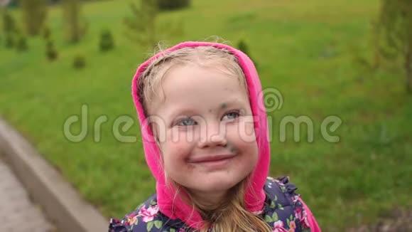 小女孩脸上有水痘的肖像视频的预览图