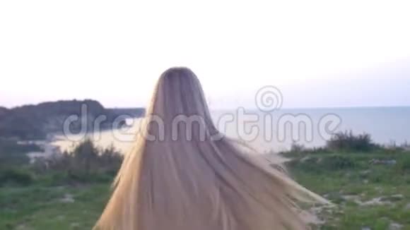 女孩在日落时奔跑视频的预览图