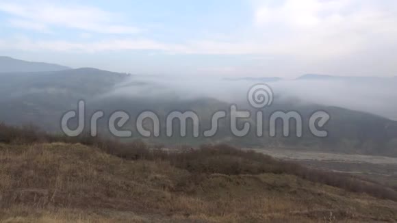 阿塞拜疆山区一月的一天雾蒙蒙视频的预览图