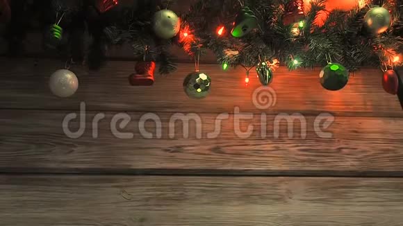 美丽的照明旋转木马的细节同时在圣诞节集市上以缓慢的动作四舍五入老式彩色旋转木马与天使视频的预览图