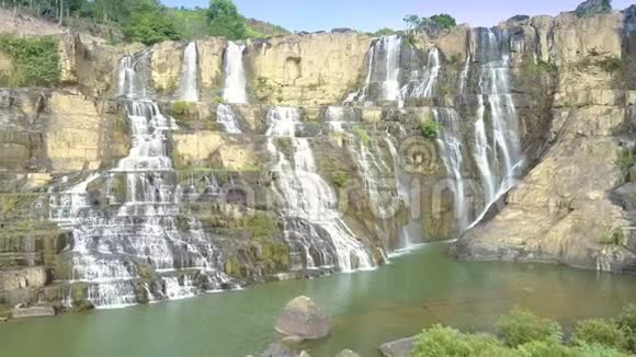 令人印象深刻的Pongour瀑布沿着岩石瀑布视频的预览图