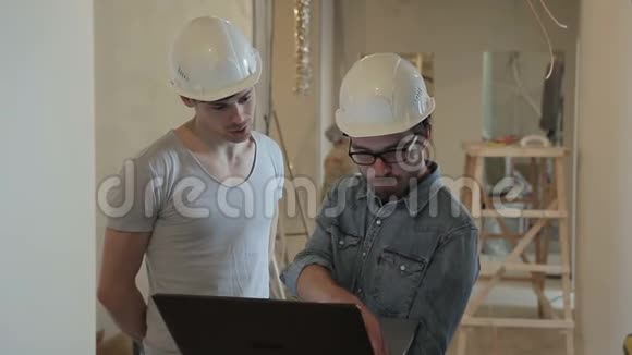 在修理期间架构师眼镜在笔记本电脑上显示客户项目视频的预览图