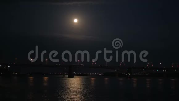 江岸边的夜城景色视频的预览图