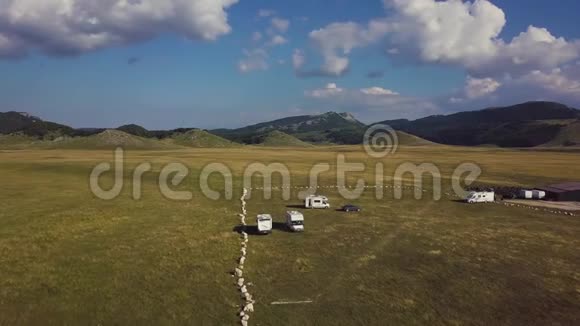 4k空中射击木制露营车经乡村公路驶向令人惊叹的山谷视频的预览图