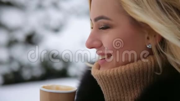 雪域公园里有杯咖啡的女孩肖像视频的预览图