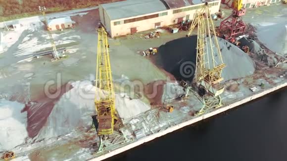 河岸上的港口起重机产生沙子河岸上有桶的港口起重机河沙的提取港口视频的预览图
