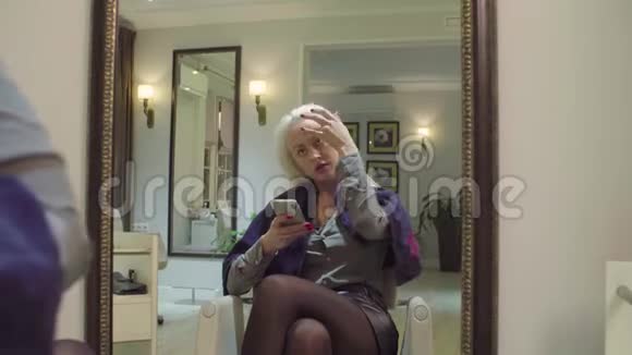 客厅里漂亮的女人照镜子视频的预览图