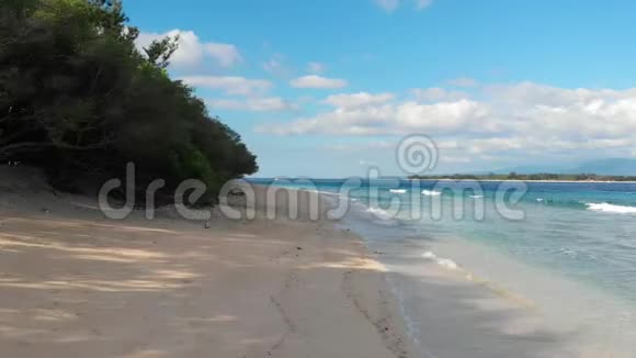 带有绿松石海洋的热带海滩空中观景天堂之地视频的预览图