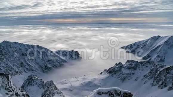 冬天群山中的雾云缩短时间视频的预览图