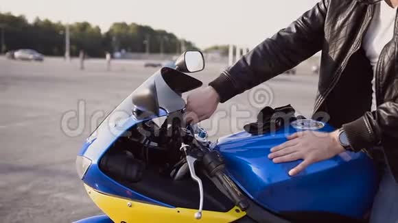 摩托车手用摩托车发动引擎视频的预览图