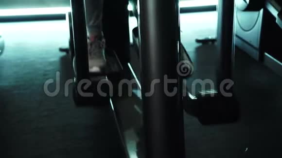 健身房椭圆训练机上一只脚的特写视频的预览图