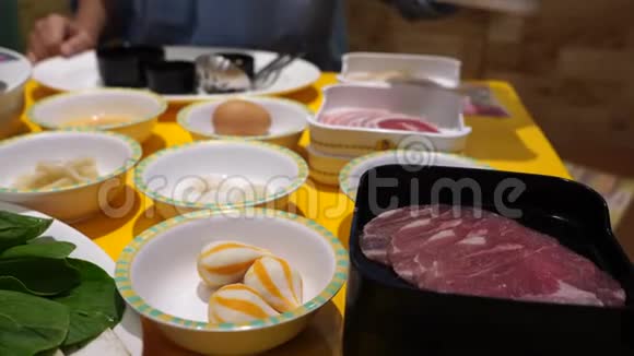 韩式烧烤盘韩式烧烤盘烤盘视频的预览图