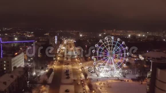 俄罗斯城市基洛夫的全景在一个冬天的夜晚从高处看新的奥克蒂亚布斯基大道和摩天轮视频的预览图