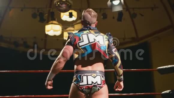 色彩斑斓的服装组合中的摔跤手在比赛前的戒指上的肖像视频的预览图