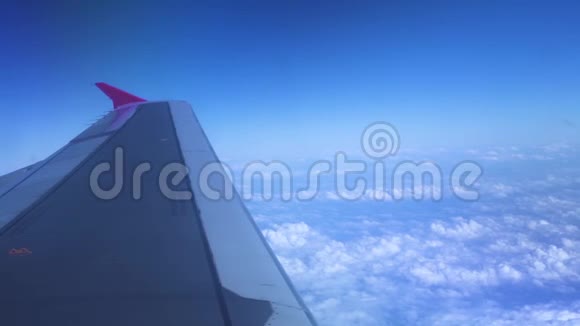 翼飞机上的白云和蓝天景观从窗外的蓝天白云中看飞机视频的预览图