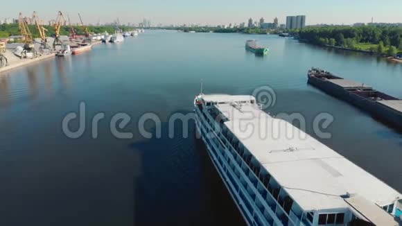 美丽的风景白色的船沿河港航行库存录像白色船只在灰色地带移动视频的预览图