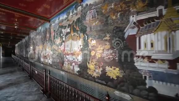 这幅画在曼谷的翡翠佛像佛像佛像或佛像萨塔达拉姆的墙上视频的预览图