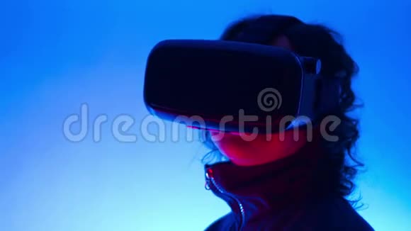 虚拟现实护目镜视频的预览图
