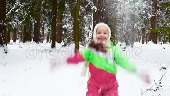 女孩在冬天玩得很开心在空中撒了一把雪视频的预览图