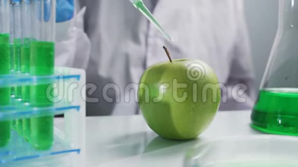 苹果实验室生物学家注射液体注射器测试生长视频的预览图