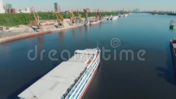 美丽的风景白色的船沿河港航行库存录像白色船只在灰色地带移动视频的预览图
