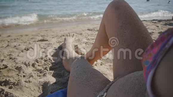迷人的女性沙滩腿和身体穿着泳衣在海边视频的预览图