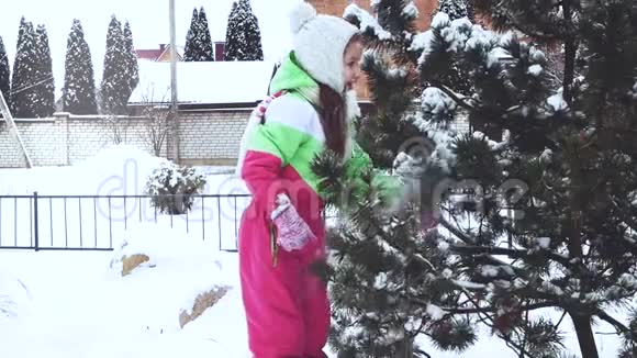 有趣树雪妈妈摇着树雪落在小女孩身上她对此感到惊讶和非常情绪化视频的预览图