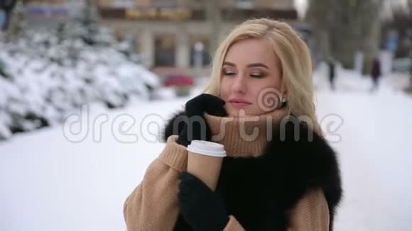 雪域公园里拿着杯咖啡的女孩画像视频的预览图