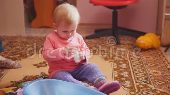 幼儿宝宝在家吃维生素或药片视频的预览图