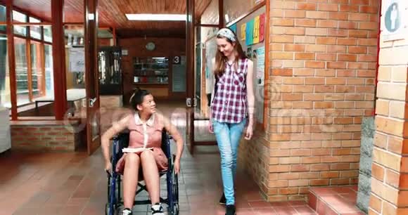 女学生与她的残疾朋友在走廊上互动视频的预览图