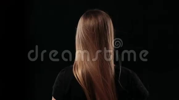 女人留着长发挽着金发视频的预览图