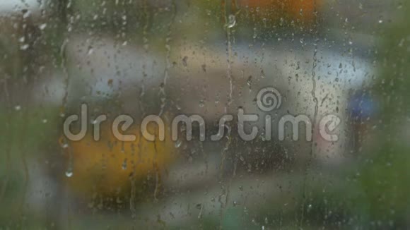 雨滴在玻璃上视频的预览图