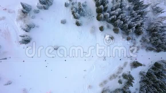 滑雪场雪山滑雪台上的空中观景滑雪者和滑雪板视频的预览图