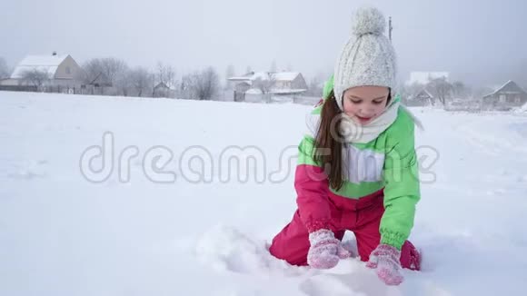 女孩在冬天玩得很开心在空中撒了一把雪视频的预览图