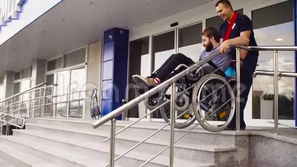 帮助一个残疾人的男人视频的预览图