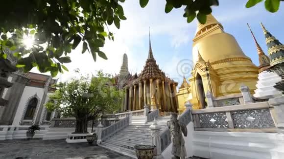 曼谷大宫殿装饰华丽的金色建筑视频的预览图