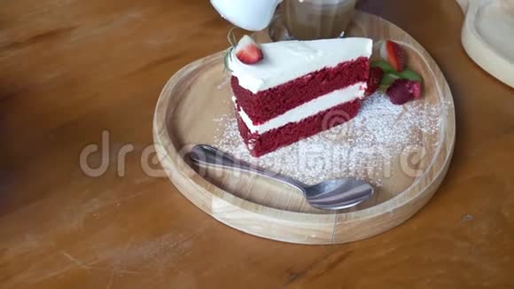 木桌背景的红色天鹅绒蛋糕视频的预览图