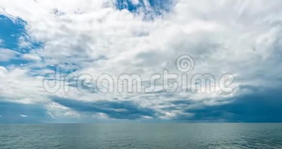 4K海和蓝天的流逝白云的进化和变化动态的天气美丽的海景视频视频的预览图