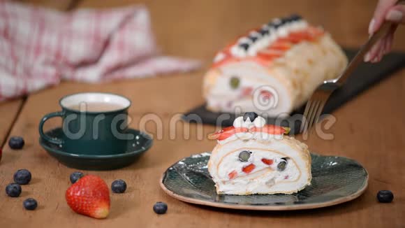 奶油卷蛋糕蓝莓和草莓自制麦林果蛋糕视频的预览图