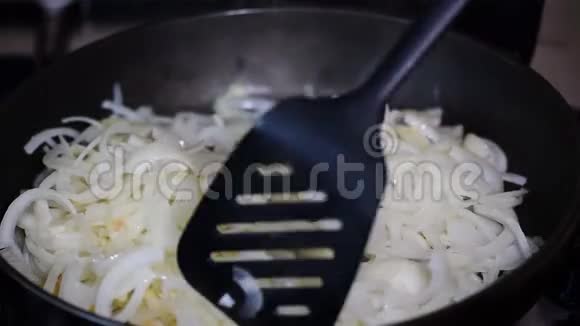 切好的洋葱放在锅里的植物油里炒视频的预览图