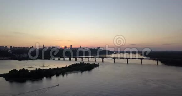 德尼普罗河上的帕顿桥与德尼普罗河平行视频的预览图