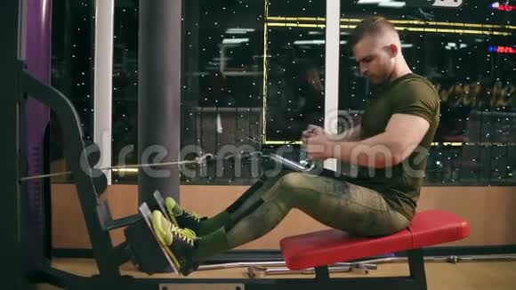 4k射击一名男子在健身房做的侧视与重量拉回有魅力的人用肌肉训练背部视频的预览图