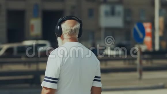 运动的老人听音乐视频的预览图