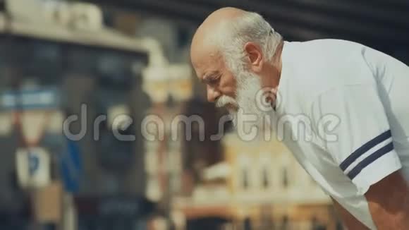 老人在户外跑步时心脏病发作视频的预览图