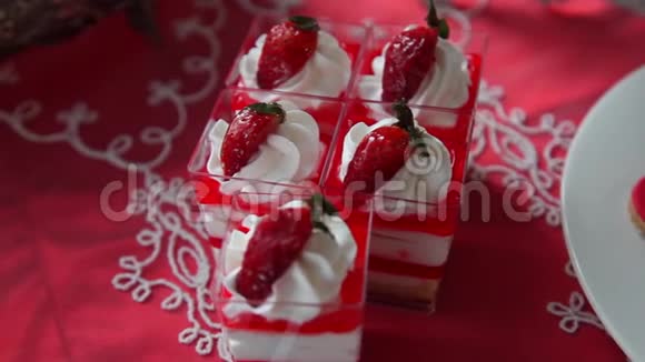 甜蛋糕草莓和饼干的形式的心脏视频的预览图