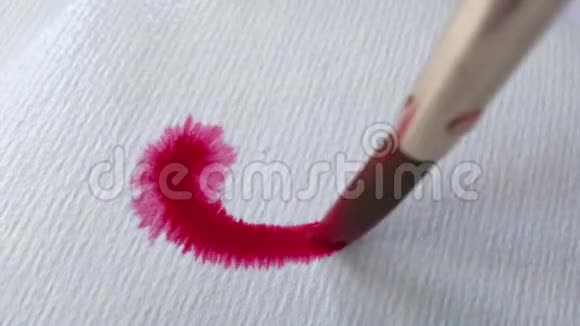 美丽的水彩墨水滴在白纸上溅在清晰的背景上艺术家画一个画笔画一个视频的预览图