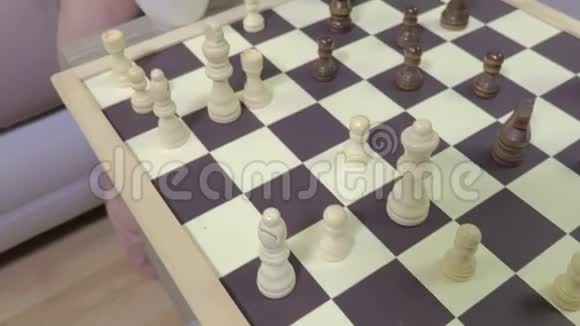 镜头对准棋盘然后对准女棋手视频的预览图