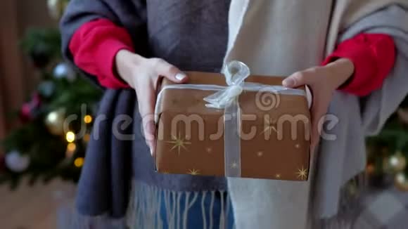 女性的手送礼物新年概念2019视频的预览图